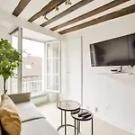 Coeur Du Marais - Place Des Vosges - Cathedrale Notre-Dame De Paris - Musee Du Louvre - 1 Bath - High - Speed Wifi - Free Parking - Baby Crib - Air Conditioning - Washing Machine - Pet Friendly - Lively Area - Paris, France