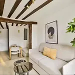 Coeur Du Marais - Place Des Vosges - Cathedrale Notre-Dame De Paris - Musee Du Louvre - 1 Bath - High - Speed Wifi - Free Parking - Baby Crib - Air Conditioning - Washing Machine - Pet Friendly - Lively Area - Paris, France