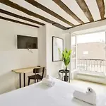 Coeur Du Marais - Place Des Vosges - Cathedrale Notre-Dame De Paris - Musee Du Louvre - 1 Bath - High - Speed Wifi - Free Parking - Baby Crib - Air Conditioning - Washing Machine - Pet Friendly - Lively Area - Paris, France