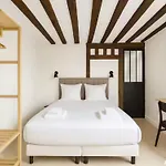 Coeur Du Marais - Place Des Vosges - Cathedrale Notre-Dame De Paris - Musee Du Louvre - 1 Bath - High - Speed Wifi - Free Parking - Baby Crib - Air Conditioning - Washing Machine - Pet Friendly - Lively Area - Paris, France
