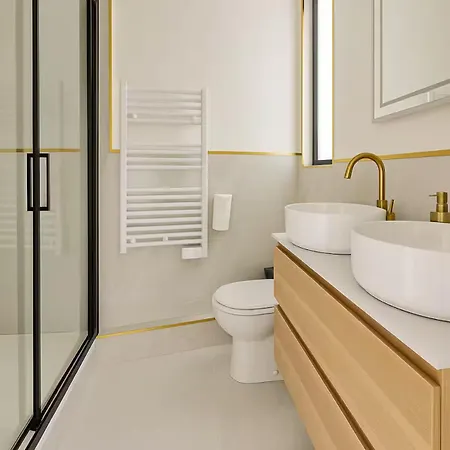 Coeur Du Marais - Place Des Vosges - Cathedrale Notre-dame De - Musee Du Louvre - 1 Bath - High - Speed Wifi - Free Parking - Baby Crib - Air Conditioning - Washing Machine - Pet Friendly - Lively Area - Paris, France Paris